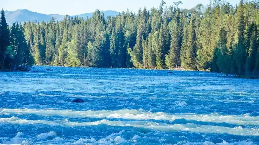 淡蓝色的河流太美了这是真实存在的人间仙境吗